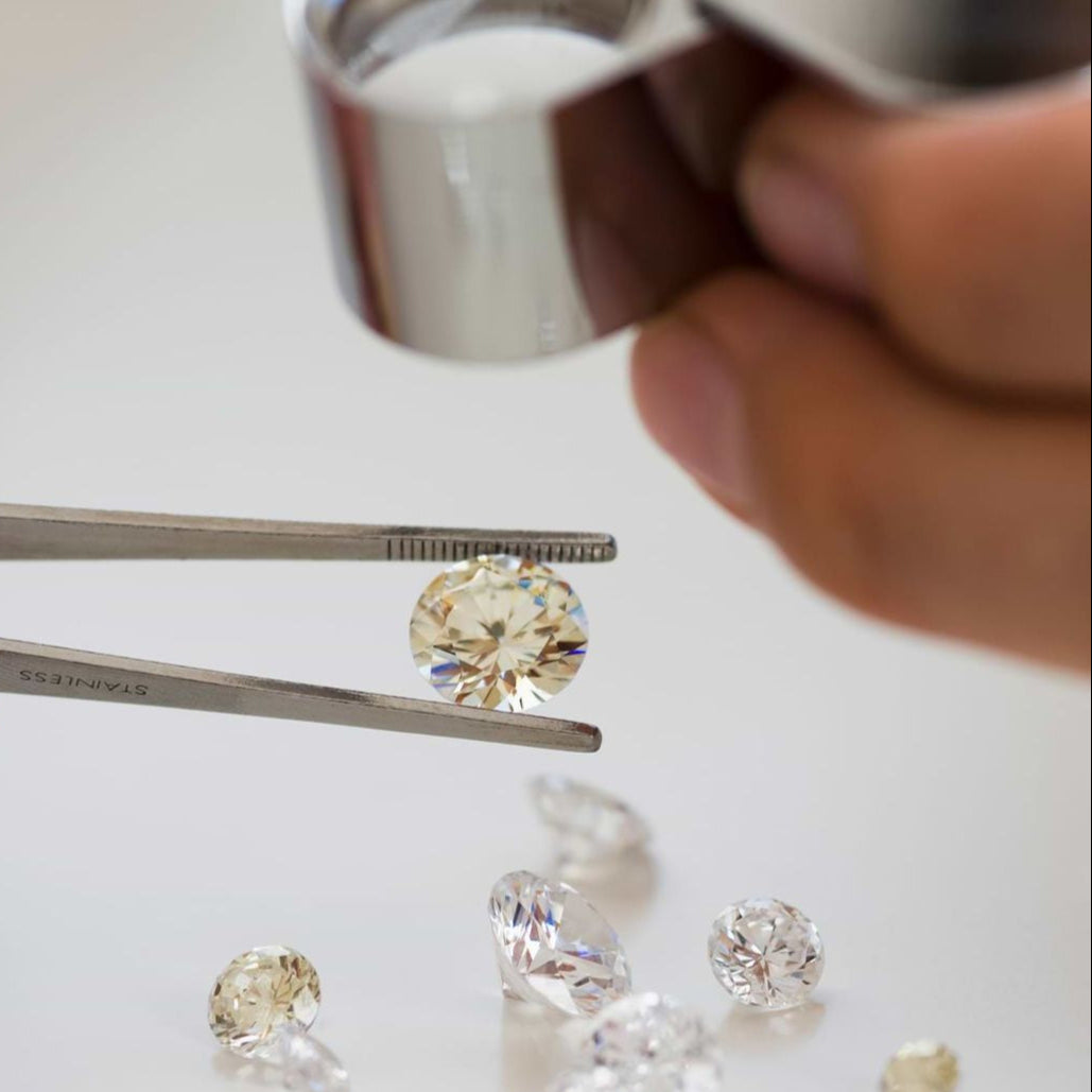 Visual guide to diamond 4Cs showing color, clarity, cut, and carat to help choose the perfect diamond